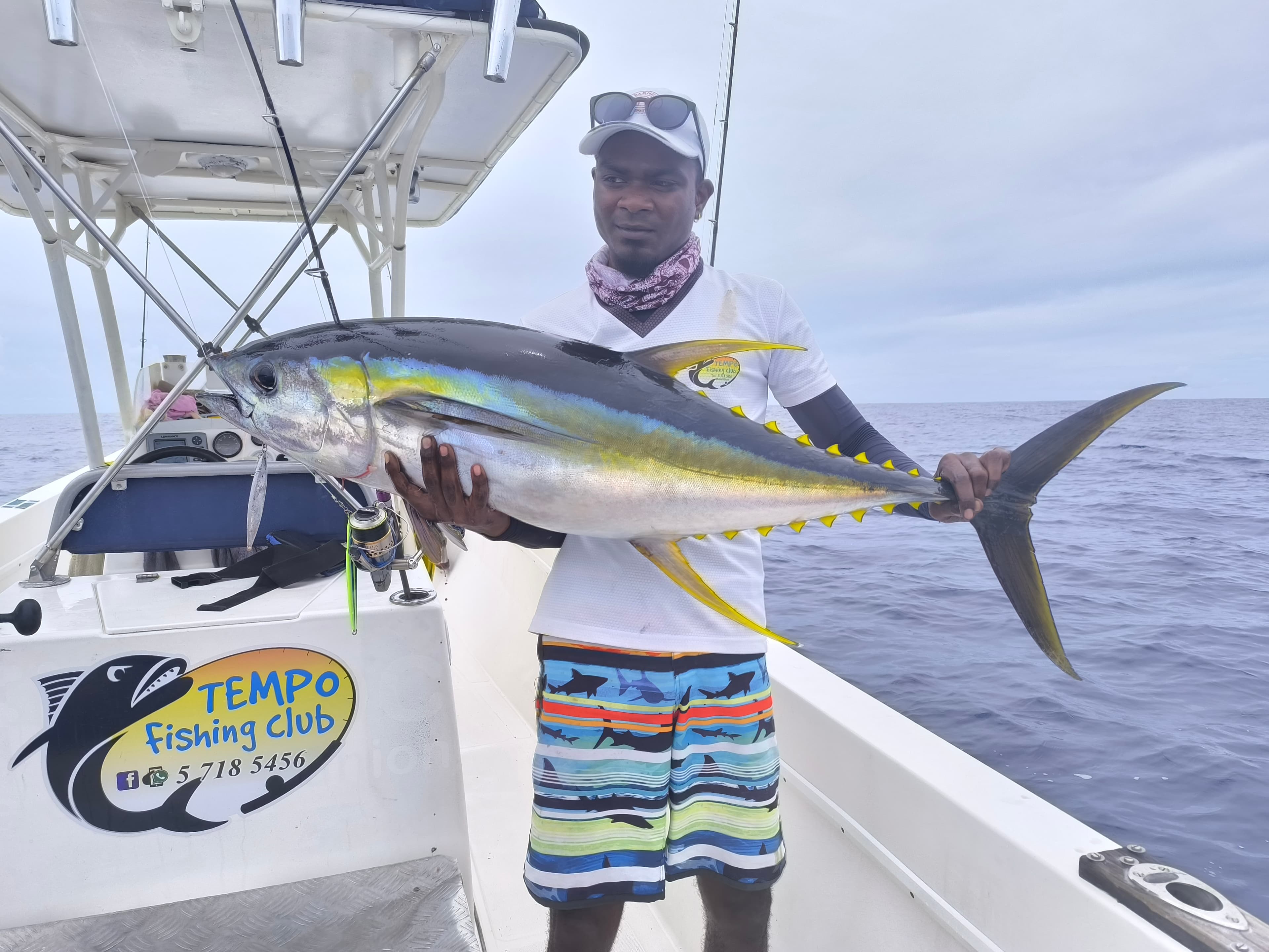 Guide with yellowfin tuna - Tempo Fishing Club