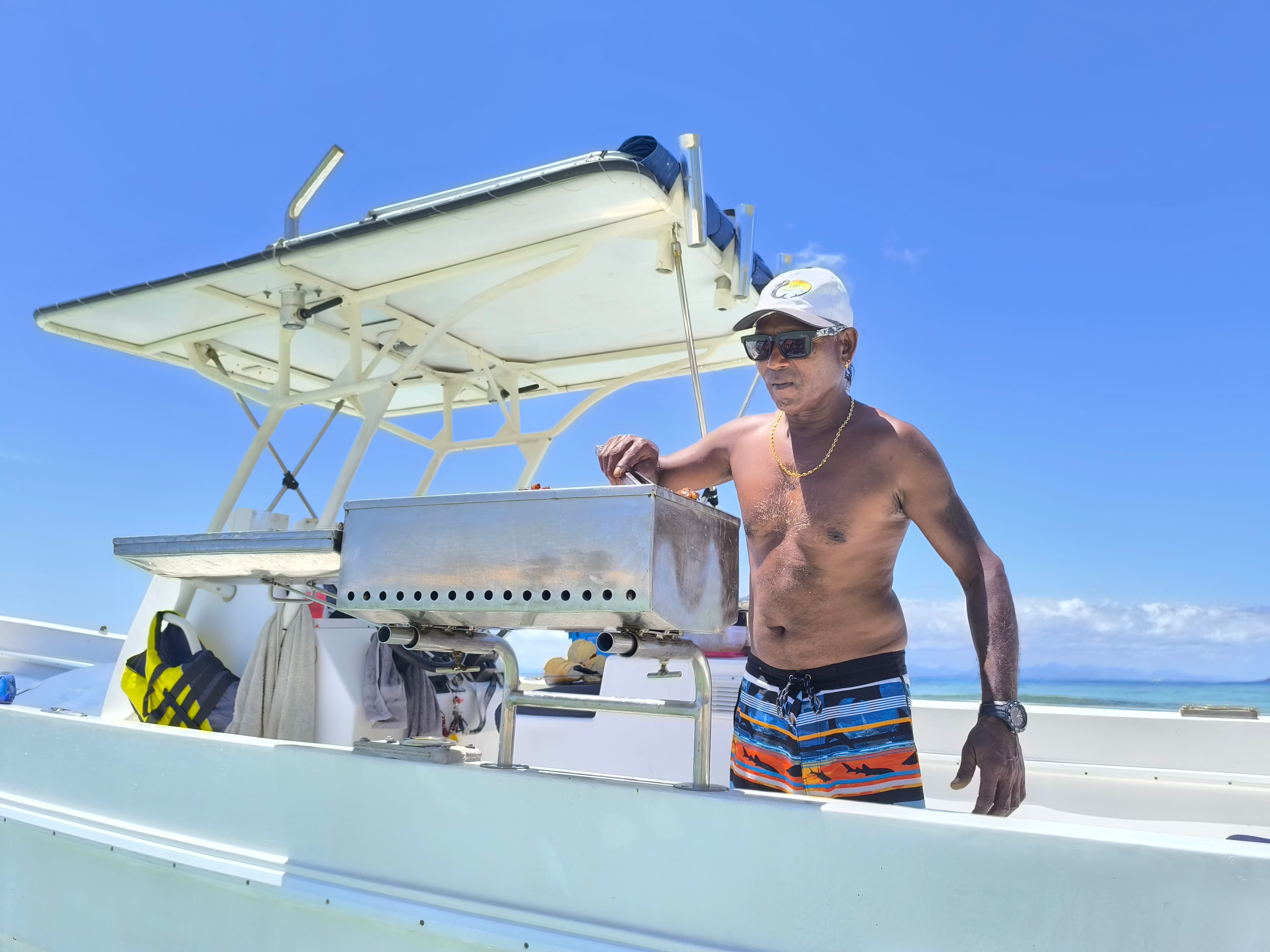 Tempo préparant le BBQ sur le bateau